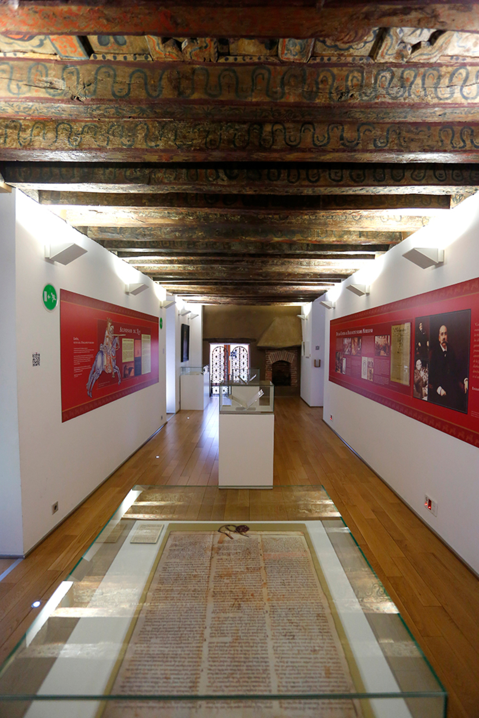 Exposición en una de las salas con las vigas originales restauradas. | ICAL