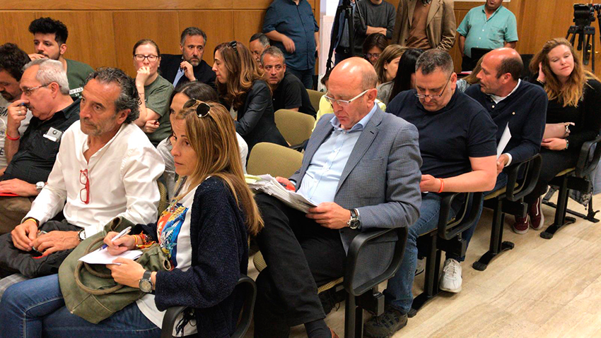 Representantes de los partidos siguiendo el recuento este miércoles en los Juzgados de León. | SAÚL ARÉN