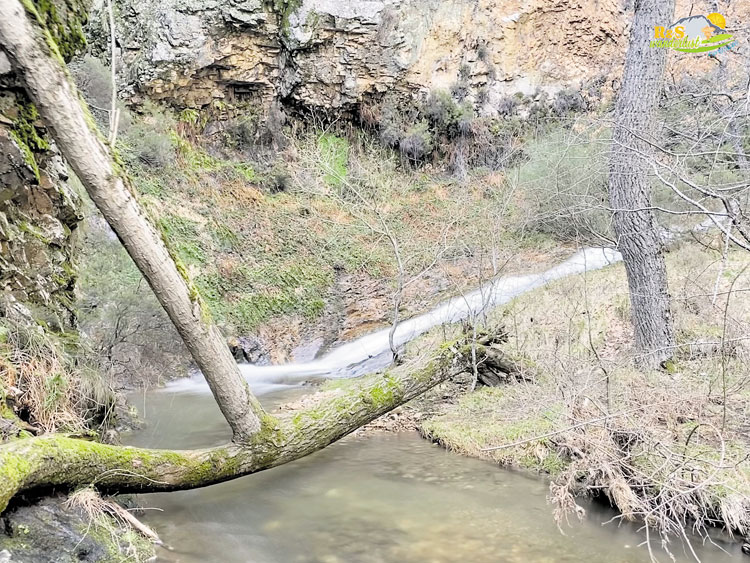 Un singular ‘puente’ para atravesar el río y acceder al pozo Burbuliegas.