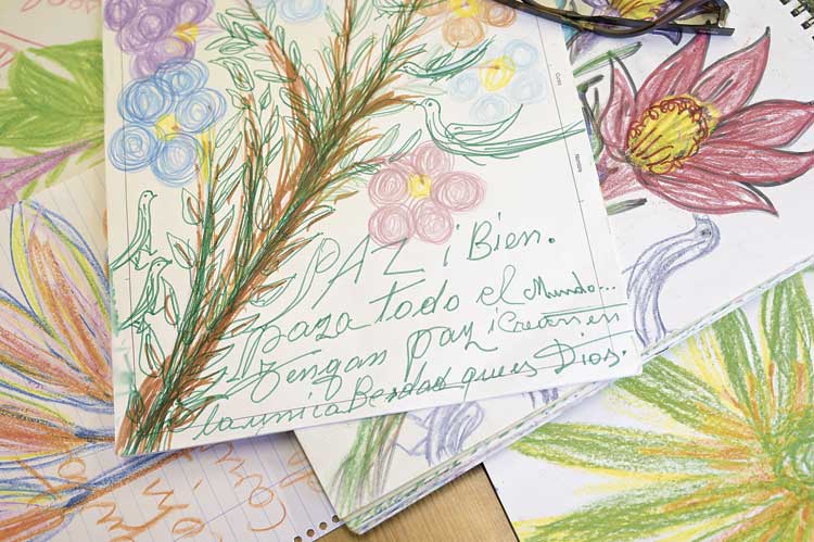 Algunos de los dibujos con dedicatoria que Amelia ha regalado a su profesora Ana.