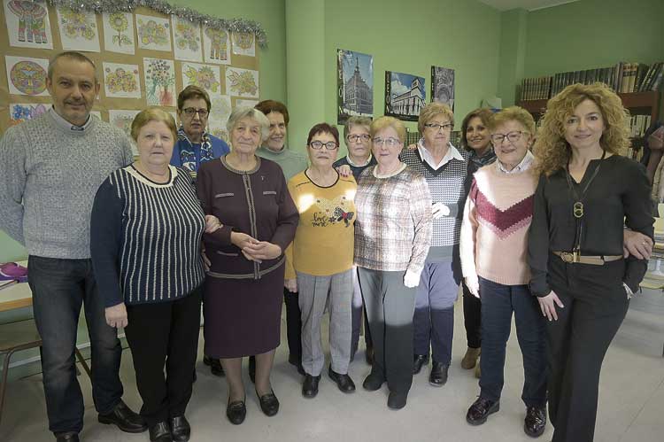 Amelia junto a sus compañeras de clase, los profesores del Cepa Concha Casado y su director, Javier Álvarez Castañón (i).