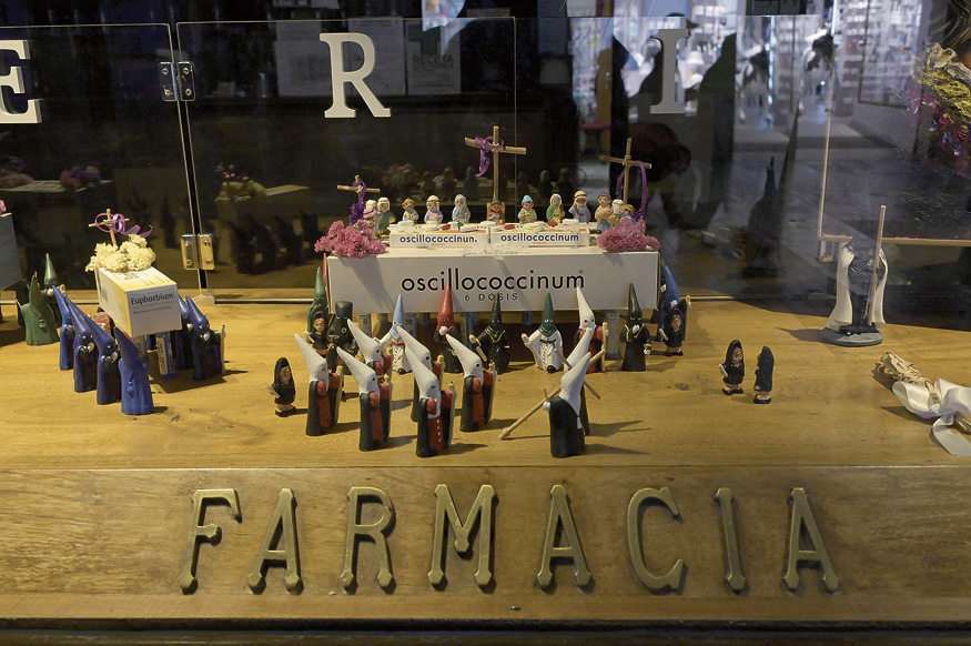 En la farmacia Merino los tronos son cajas de medicamentos.