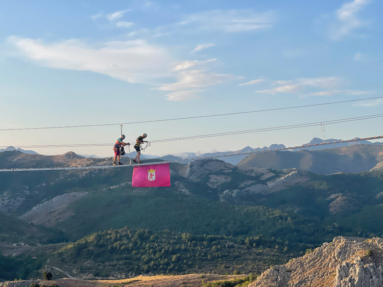 El recorrido total de la ferrata sobrepasa los 500 metros. :: JOSÉ MARÍA ESCAPA