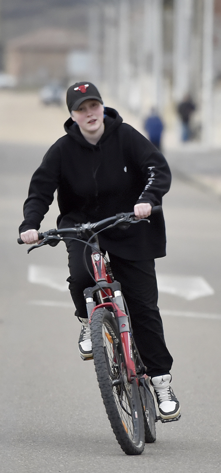 Sonnia pronto cogió la bicicleta, y después a jugar al fútbol. | SAÚL ARÉN