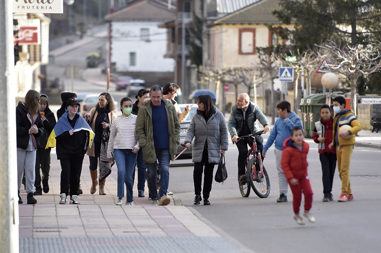 Las dos familias ucranianas –la parte que pudo venir– y varios vecinos de Villamanín recorren las calles del pueblo y se entienden como pueden. | SAÚL ARÉN