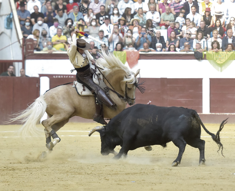 El portugués Diego Ventura desplegó en León todo el sabor y la plasticidad del mejor toreo a caballo. | SAÚL ARÉN