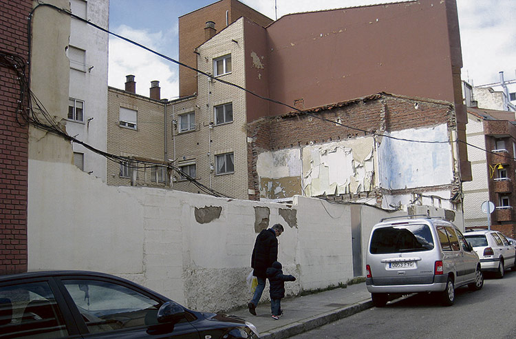Estado de un solar tras la demolición del edificio que lo ocupaba.
