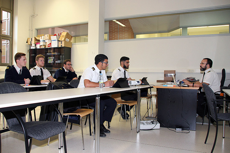 Un grupo de alumnos de Flybyschool recibe formación teórica. | ICAL