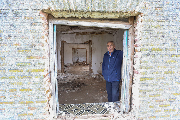 Federico Bellido, en la casa donde nació en el pueblo abandonado de Villar de Matacabras (Ávila). | ICAL