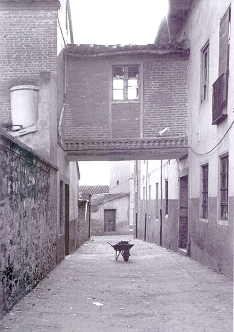 Puente sobre la calle Hospicio.