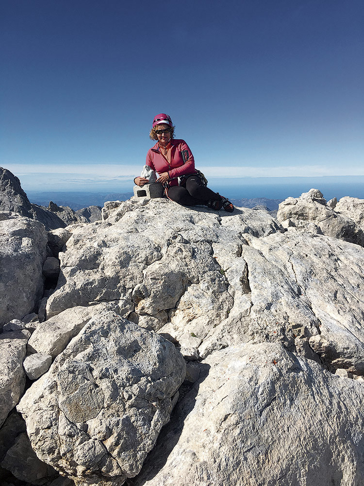 Ana Isabel Martínez de Paz posa en la cima del Urriellu después de la ascensión número 100. | ISIDORO R. CUBILLAS