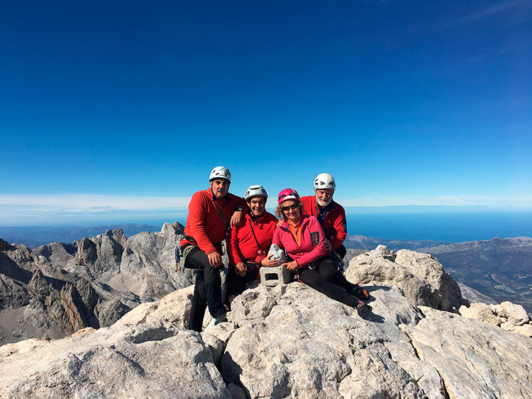 El alma de la expedición y de la escalada, el grupo, la cordada, ahí está Ana María con la suya, Adelo, César e Isidoro.