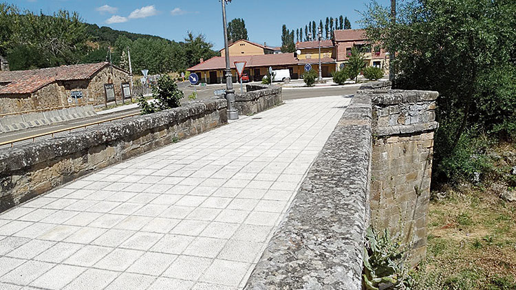 Actualmente se mantiene en forma como puente peatonal. LUIS SOLERA SELVI