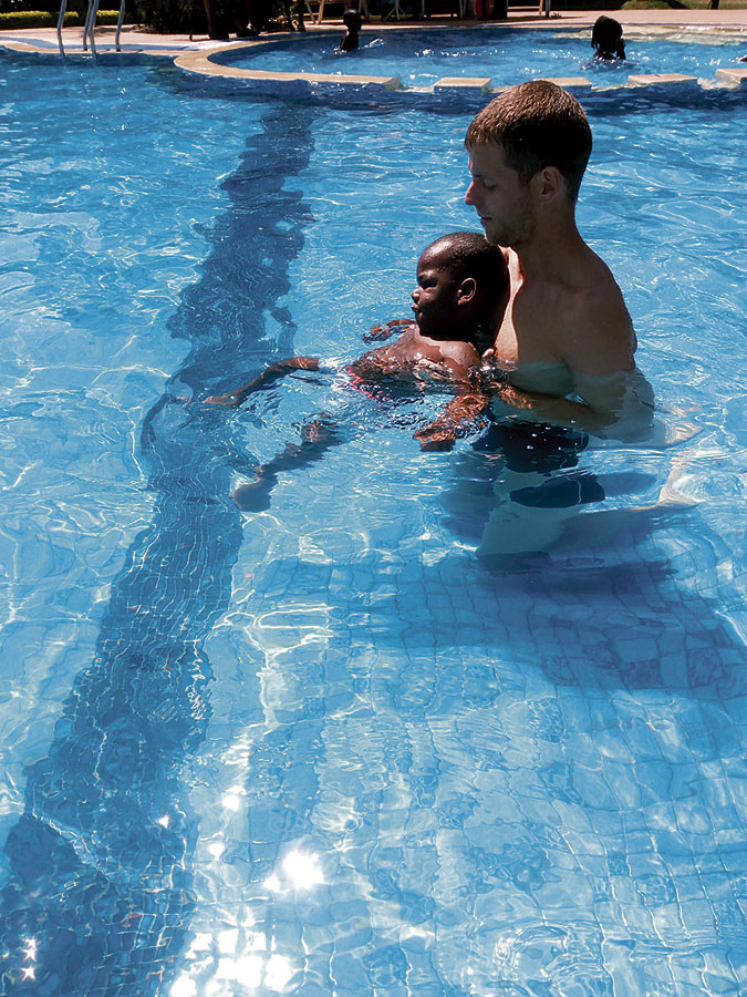 El leonés Jesús Martínez trabaja con Michael en la piscina. | L.N.C.