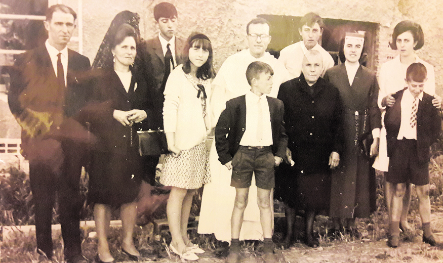 En una celebración familiar en la que Eugenia aparece con mantilla, la segunda por la izquierda. "Yo de joven era muy guapa... y mi marido (a su lado) también".