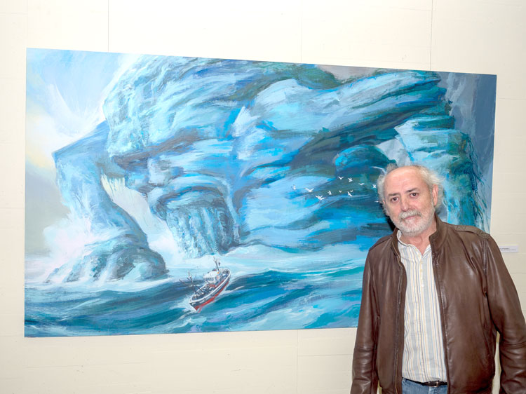 Antonio Basavilbaso posa junto a una de sus obras en el Auditorio. | VICENTE GARCÍA