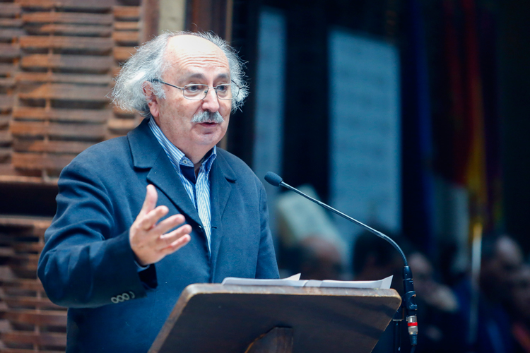 El bañezano Antonio Colinas pronunció el discurso del acto de entrega con una poética defensa de la poesía y la literatura leonesa. | CARLOS S. CAMPILLO (ICAL)