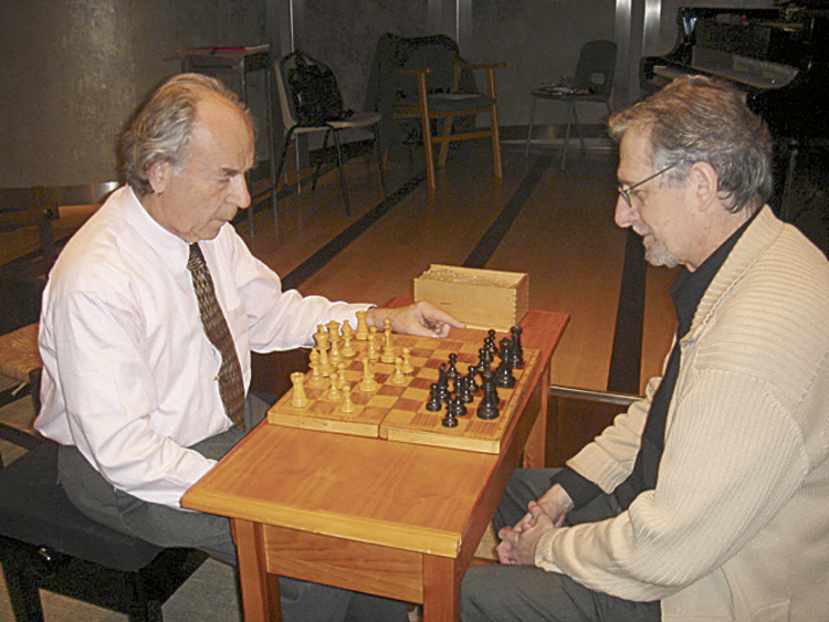Jugando al ajedrez con el autor del artículo.