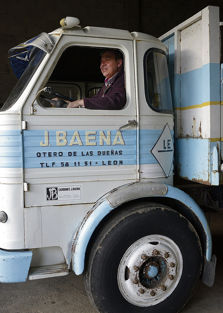 El Pegaso estaba cargado en la góndola, Isidro buscó al chófer. | MAURICIO PEÑA