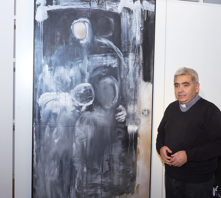 El comisario y artista Vicente Molina posa junto a una de las obras. | VICENTE GARCÍA