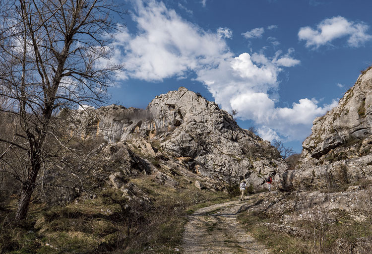 Entrando a las hoces camino del collado de Aviau. | VICENTE GARCÏA