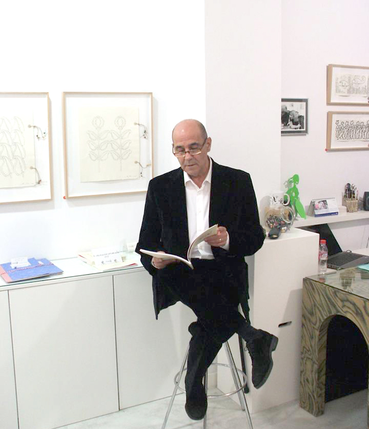 Miguel Escanciano en la galería Ármaga. | NACHO