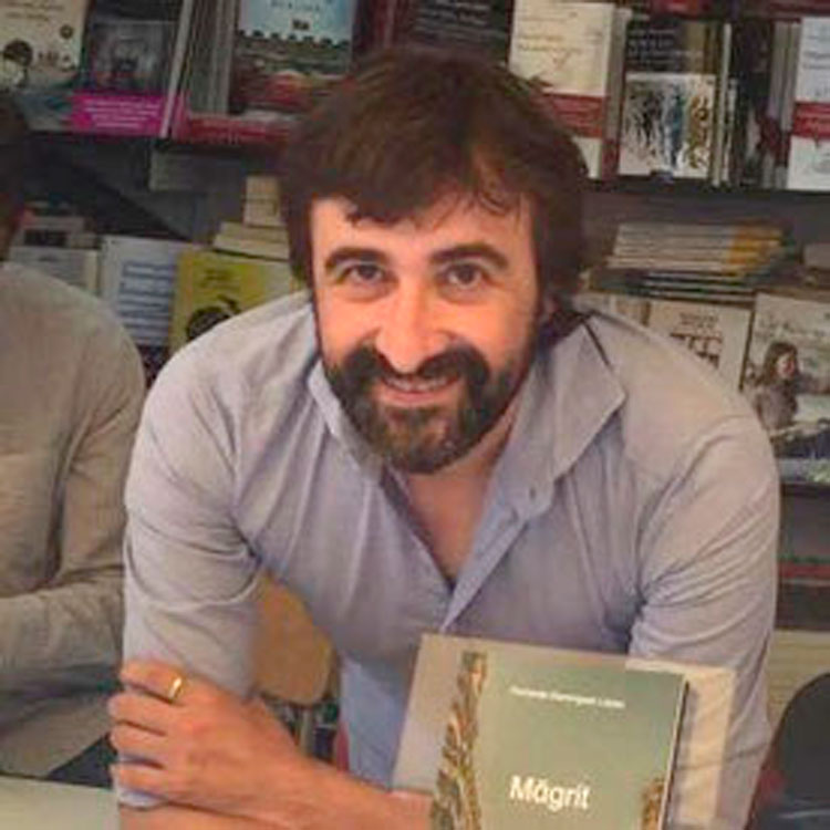 El autor leonés con su segunda novela en la Feria del Libro de Madrid.