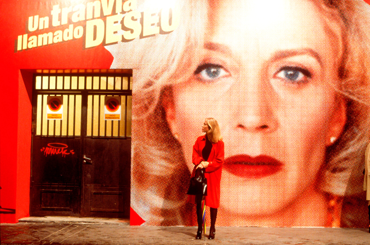 Cecilia Roth ante el gran cartel de Marisa Paredes en la película de Almodóvar 'Todo sobre mi madre'.