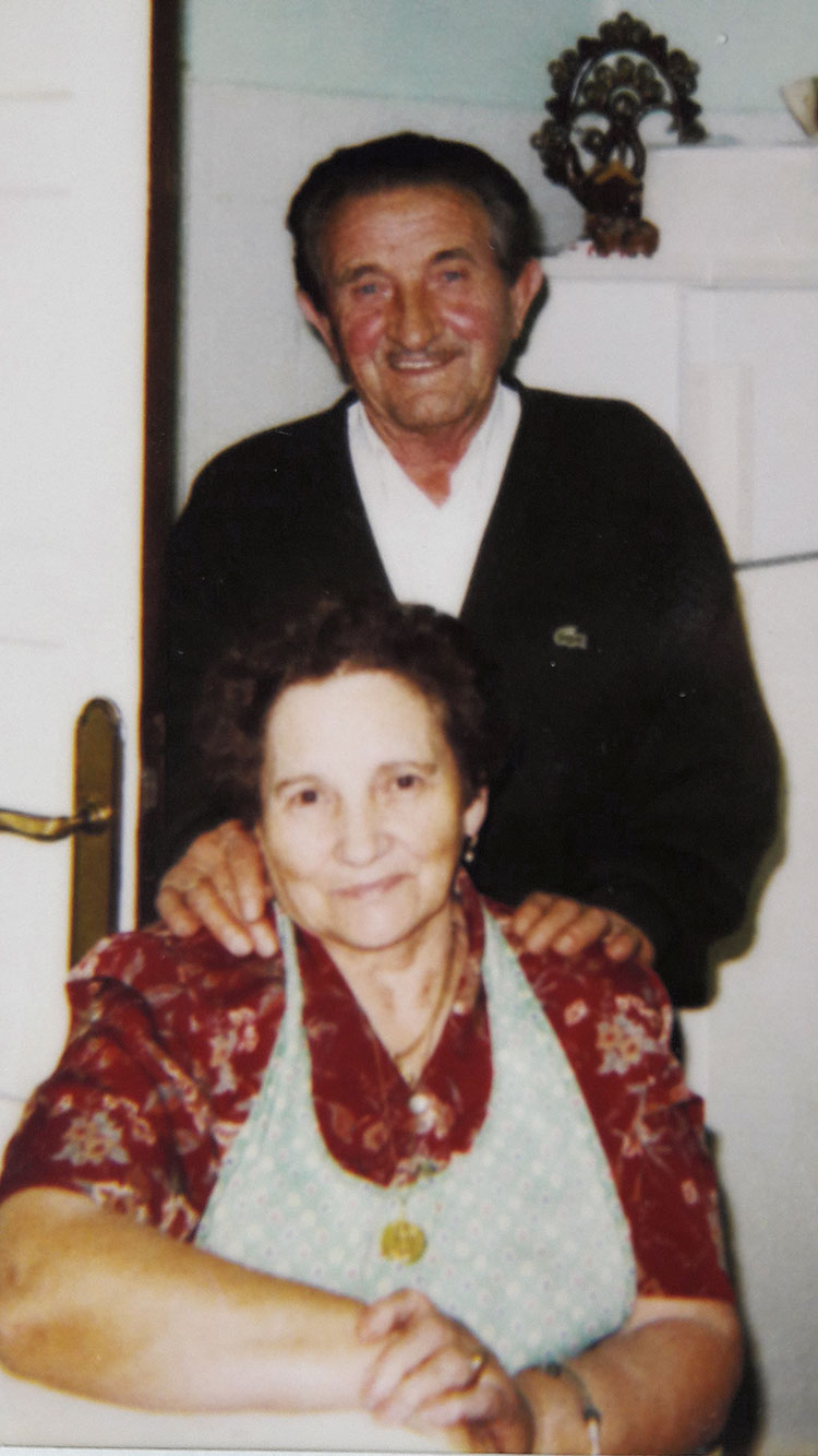 Octavio González y su mujer, Julia, en su casa de Vegacervera.
