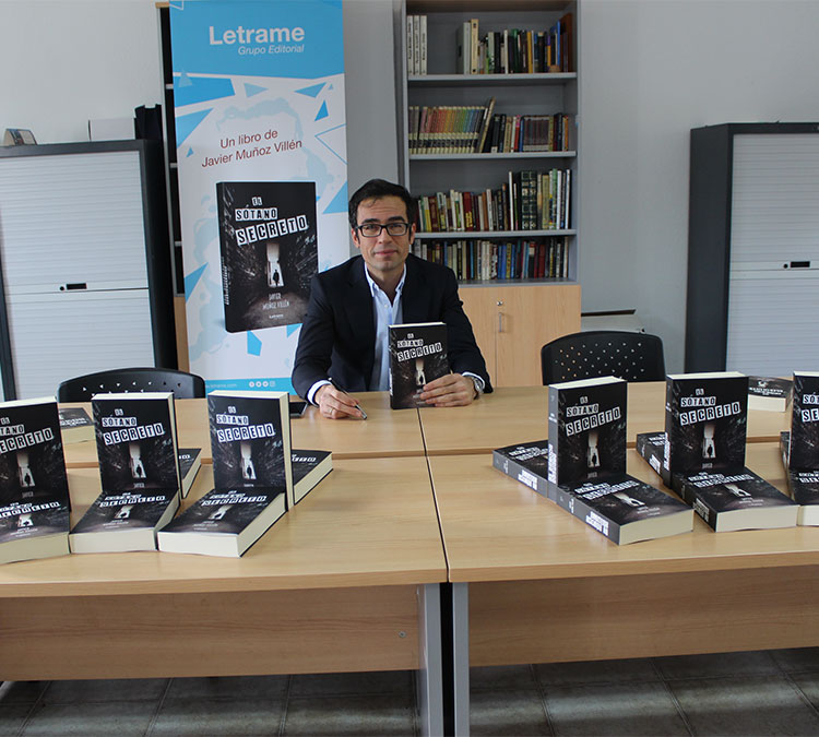 El escritor madrileño Javier Muñoz con su primera novela. | A. HURTADO