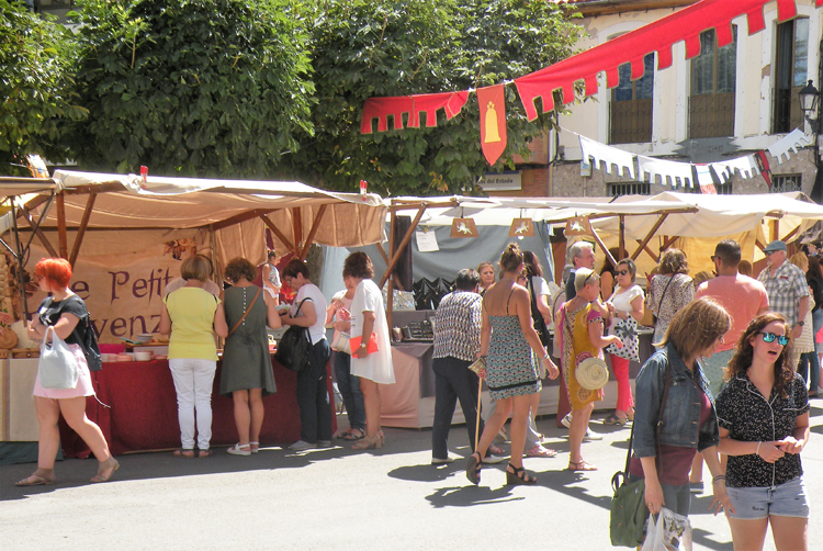 El mercado contó con gran afluencia de stands y de público. | E. NIÑO