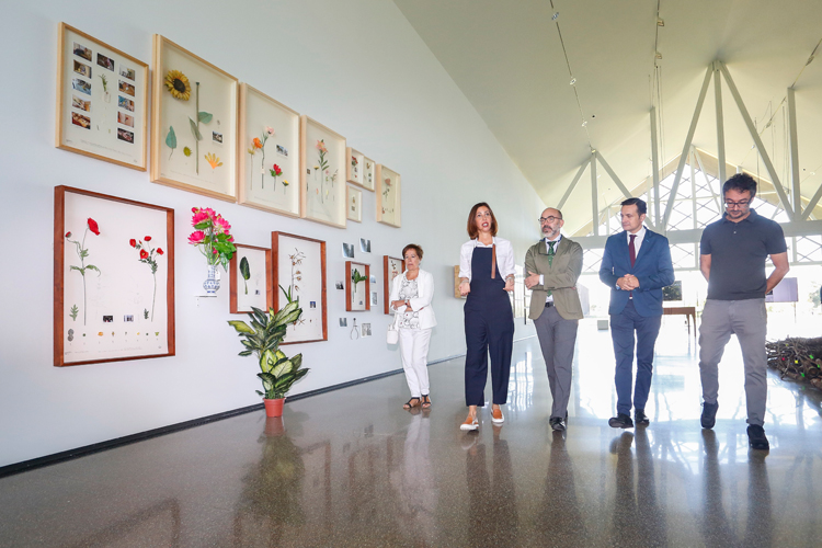 El consejero visitó la actual exposición 'Mesuras'. | CARLOS S. CAMPILLO (ICAL)