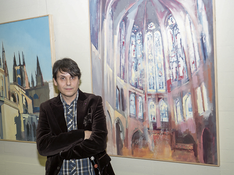 El artista ante algunas de sus obras figurativas de monumentos. | VICENTE GARCÍA
