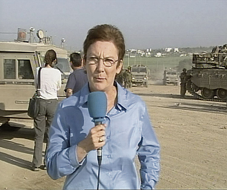 Teresa Aranguren en la concentración del ejército israelí en los alrededores de Yenín en 2002.