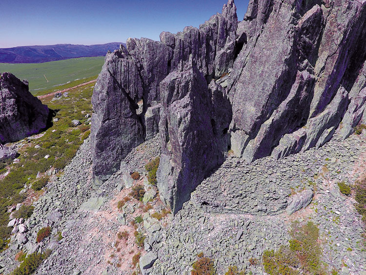 Peña Furada, un gran farallón de roca vertical con un enorme hueco abierto a favor de las fracturas. | JAVIER FERNÁNDEZ LOZANO