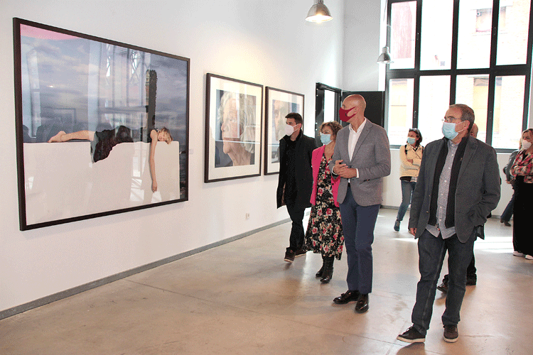 Mario Castro, Evelia Fernández y José Antonio Diez acompañaron a Conesa en el recorrido por la exposición. | PEIO GARCÍA (ICAL)