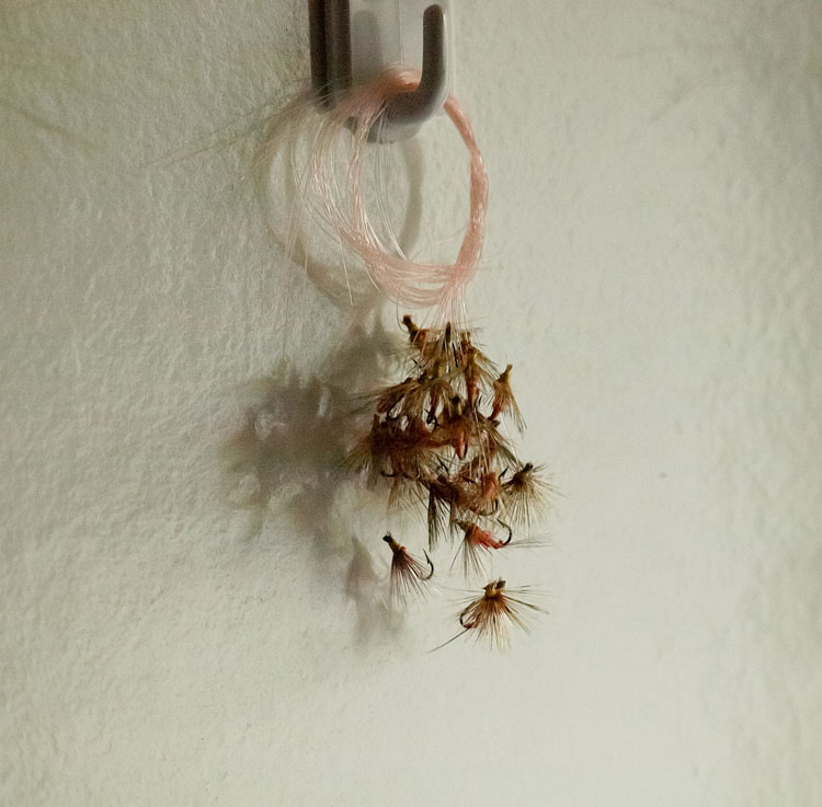 Anzuelos con plumas preparados para la pesca. | VICENTE GARCÍA