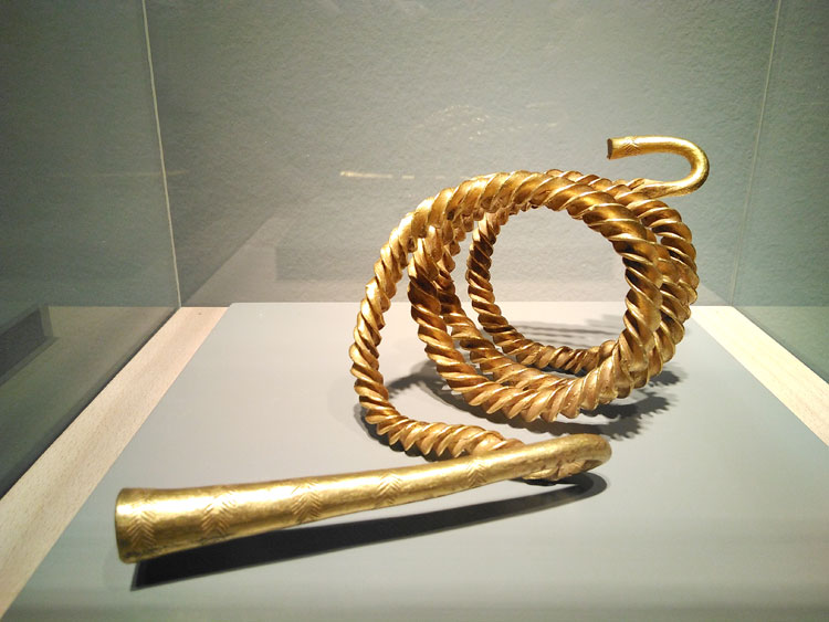 El torque o brazalete de oro macizo aparecido en Lucillo. | MUSEO DE LEÓN
