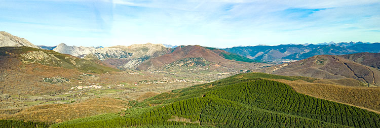 Campohermoso y la Vecilla con sus montañas. | VICENTE GARCÍA