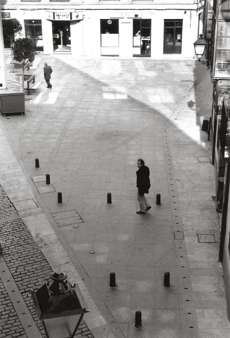 Carlos de la Varga en la Plaza Torres de Omaña, frente a su galería Tráfico de Arte, en la que se desarrollaron las intervenciones urbanas de 'El espacio inventado', 2001'. | PILAR BAÑOS