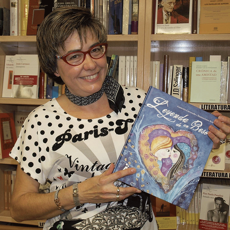 Carracedo con su libro 'Leyenda de un beso'.