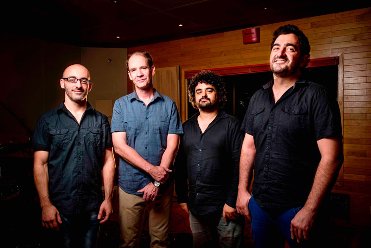 Kase con los tres integrantes de la formación que grabó el disco ‘Let Go’, que vertebra el concierto de este jueves en la capital leonesa.
