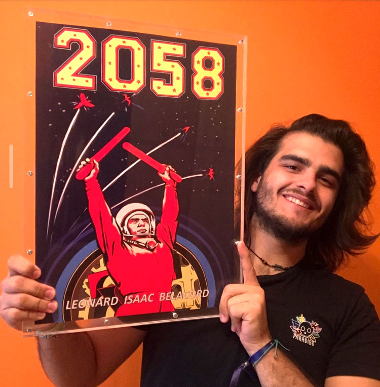 Daniel Casado con el diseño de la portada de su novela de anticipación.