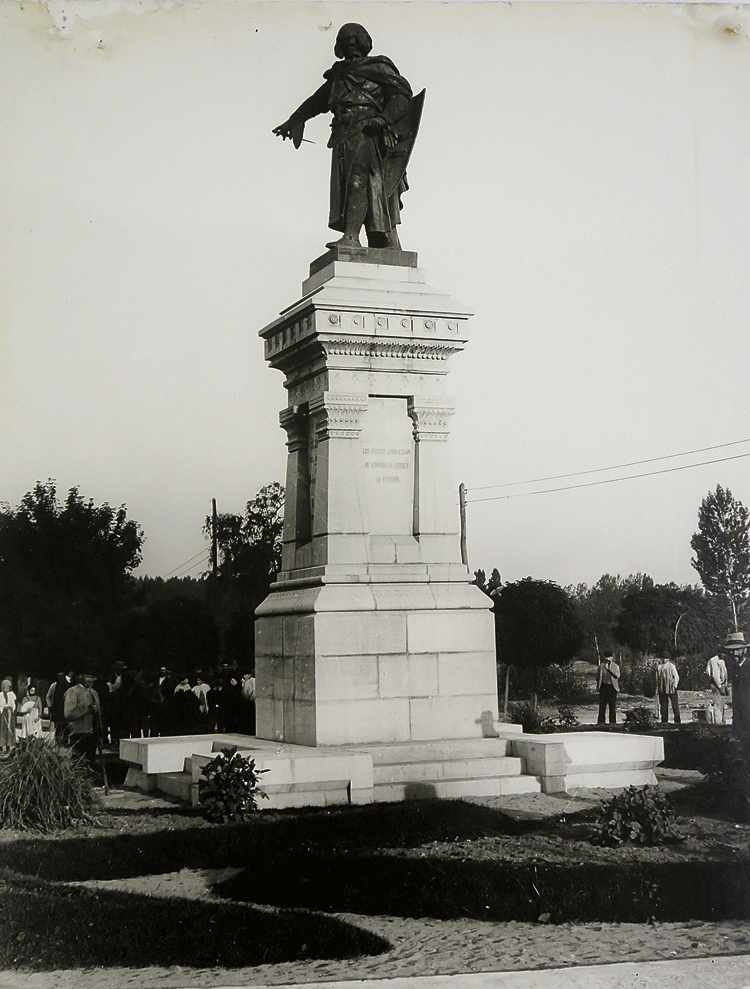 Estatua de Guzmán el Bueno inaugurada en 1900.