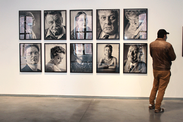 Algunos retratos en blanco y negro sobre fondo neutro conviven con otros en color y escenificados. | PEIO GARCÍA (ICAL)
