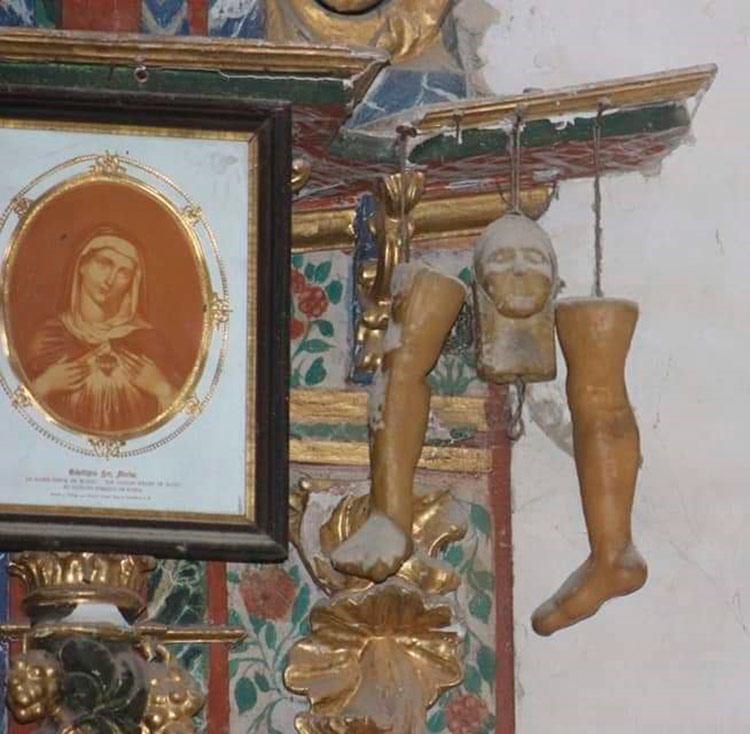 Exvotos en la ermita del Nazareno en el Barrio de la Puente (Omaña). | JOSÉLUIS DE LAS HERAS
