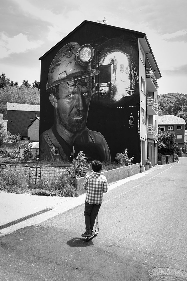 Grafiti dedicado a la minería en Igüeña. | PABLO J. CASAL