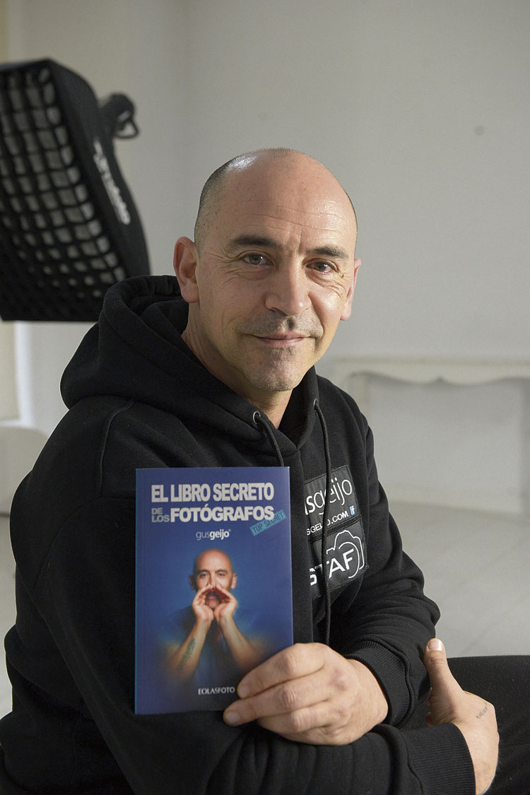 El fotógrafo Gus Geijo durante la entrevista en su céntrico estudio de la calle Alcázar de Toledo. | MAURICIO PEÑA