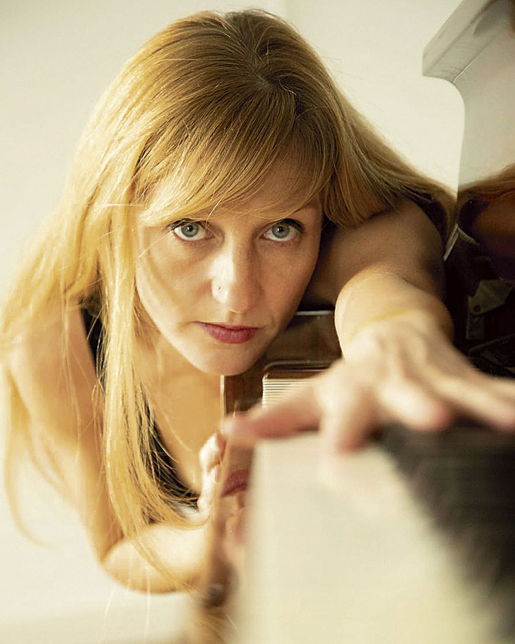 La pianista y compositora Lucía Rey acude en formación de trío al Teatro El Albéitar de la ULE. | ALICIA ALBIÑANA