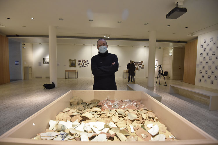 Luis Grau, director del Museo de León, ante varias piezas de cerámica que forman parte de la muestra. | SAÚL ARÉN
